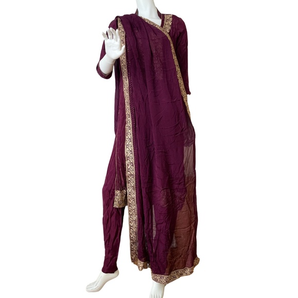 New, Purple Pajama Kameez with Gold Detail. Size: Medium - Picture 12 of 15
